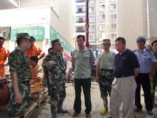 DSCF3050望谟县委书记邓家富察看消防官兵在天马农贸市场附近地下停车场的救灾现场.JPG